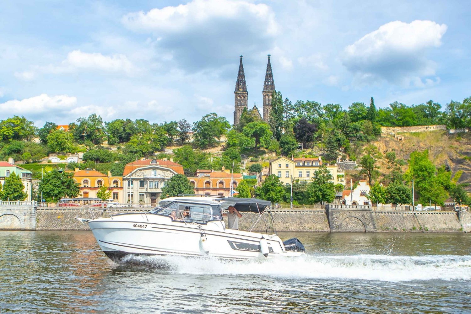 Prague: Private Vltava River Speedboat Cruise with Prosecco