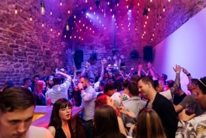 Praga: pub crawl con ingresso al Karlovy Lazne e shot