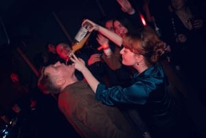 Praga: pub crawl con ingresso al Karlovy Lazne e shot