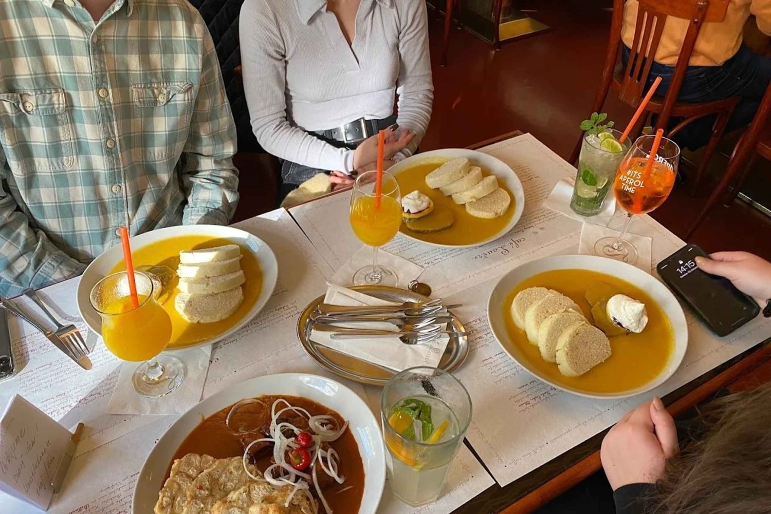 プラハ：旧市街の秘密の料理ツアーをご案内します