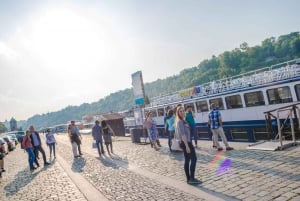 Prague: Sightseeing Boat Cruise with Buffet Dinner