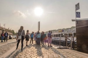 Prague: Sightseeing Boat Cruise with Buffet Dinner