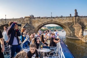 Prague: Sightseeing Boat Cruise with Buffet Dinner