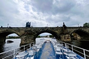 Prague: Sightseeing Boat Cruise with Buffet Dinner