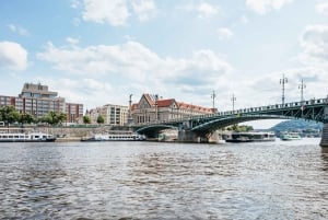 プラハ：サイクルボートでビールを飲みながら泳ぐ