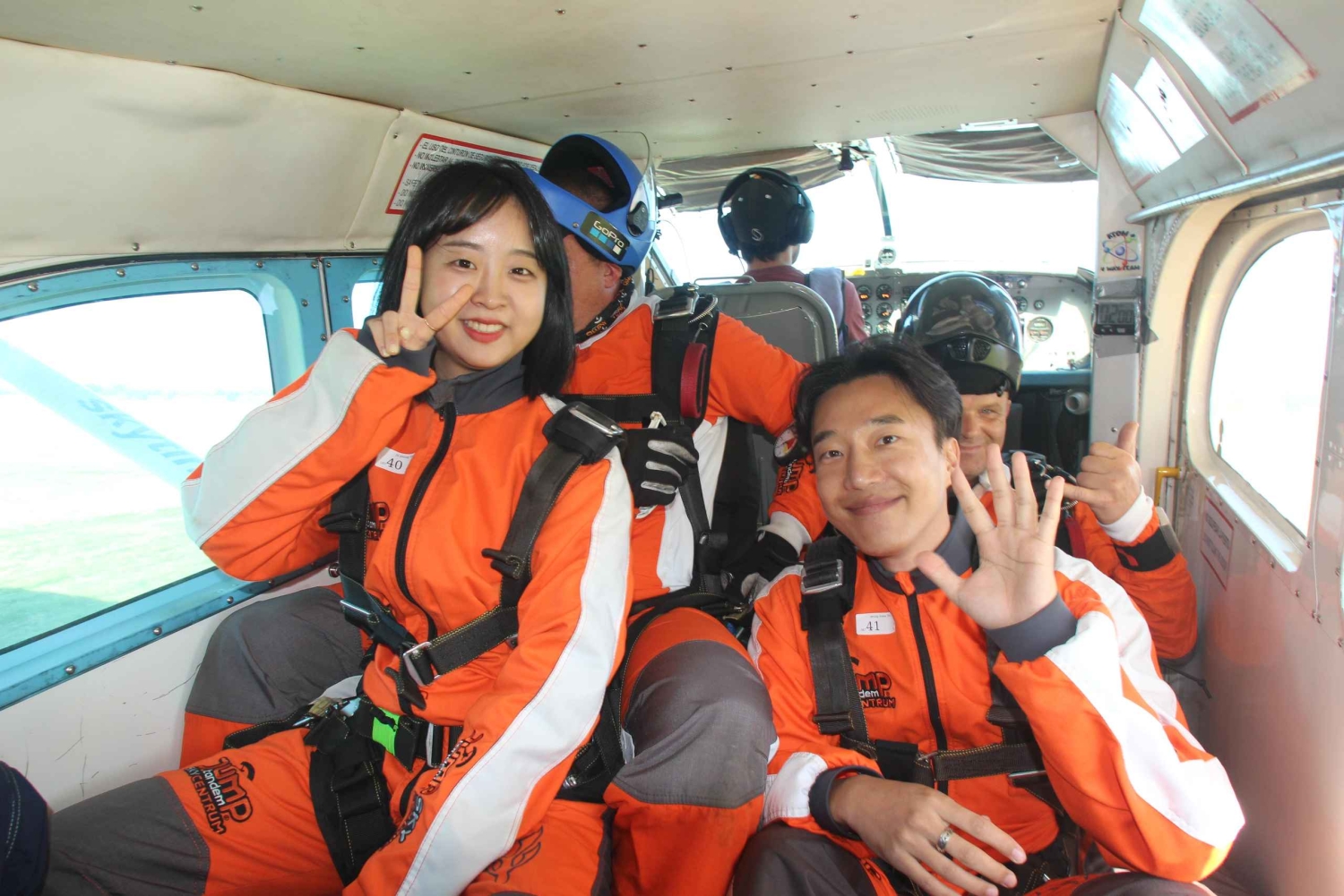 Прага: тандемный прыжок с парашютом на высоту 14 000 футов над Прагой с трансфером