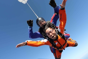 Прага: тандемный прыжок с парашютом на высоту 14 000 футов над Прагой с трансфером