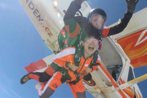 Прага: тандемный прыжок с парашютом на высоту 14 000 футов над Прагой с трансфером