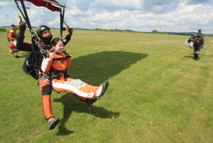 Прага: тандемный прыжок с парашютом на высоту 14 000 футов над Прагой с трансфером