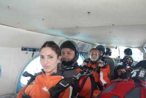 Прага: тандемный прыжок с парашютом на высоту 14 000 футов над Прагой с трансфером