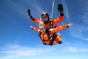 Прага: тандемный прыжок с парашютом на высоту 14 000 футов над Прагой с трансфером