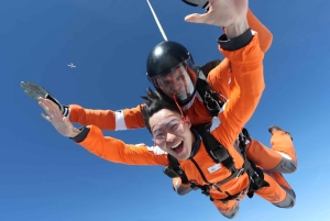 Прага: тандемный прыжок с парашютом на высоту 14 000 футов над Прагой с трансфером