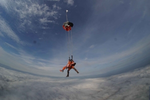 Прага: тандемный прыжок с парашютом на высоту 14 000 футов над Прагой с трансфером