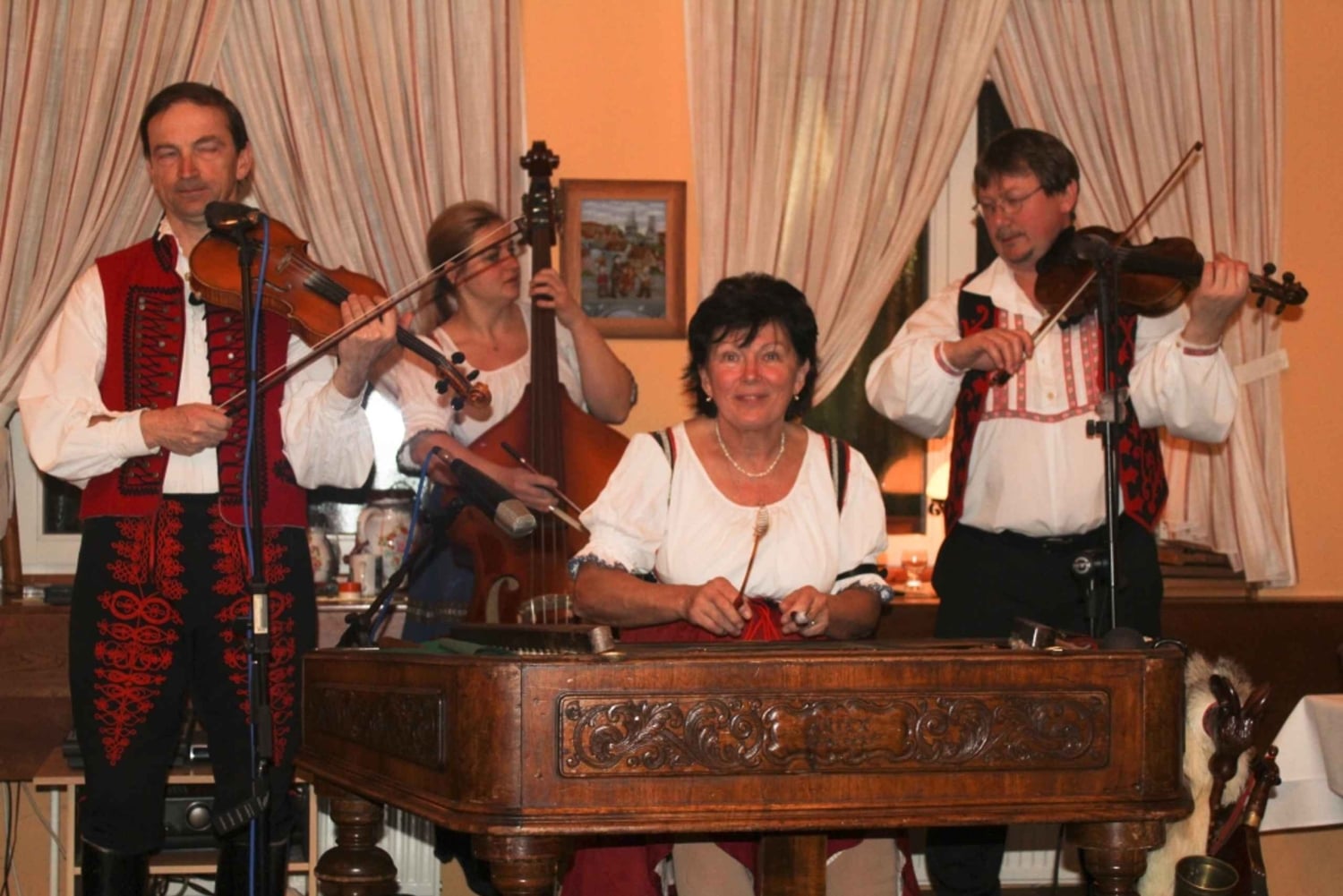 Prag: Traditionel folkloreaften med middag og musik