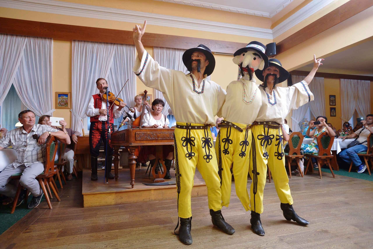 Prag: Traditionel folkloreaften med middag og musik