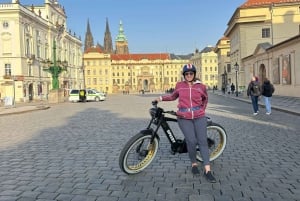 Praga Viewpoints & Historical Ebike Tour
