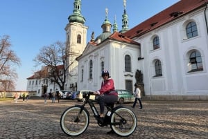 Praga Viewpoints & Historical Ebike Tour