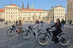 Praga Viewpoints & Historical Ebike Tour