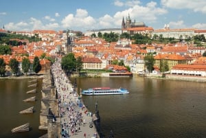 Praga: Giro in auto d'epoca e tour a piedi