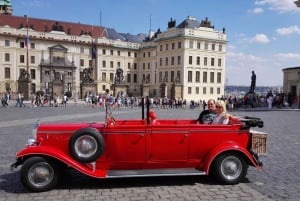 Praga: Giro in auto d'epoca e tour a piedi