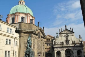 Praga: Giro in auto d'epoca e tour a piedi