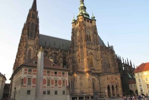Praga: Giro in auto d'epoca e tour a piedi