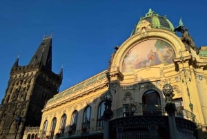 Praga: Giro in auto d'epoca e tour a piedi