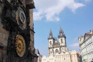 Praga: Giro in auto d'epoca e tour a piedi