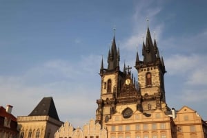 Praga: Giro in auto d'epoca e tour a piedi
