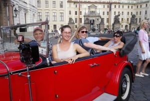 Praga: Giro in auto d'epoca e tour a piedi