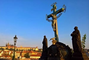 Praga: Giro in auto d'epoca e tour a piedi