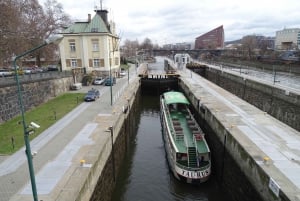 Prague: Vltava River Evening Dinner Cruise