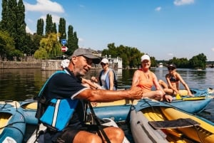 Praga: Wycieczka kajakiem z przewodnikiem po Wełtawie