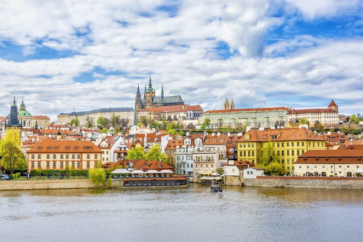 Praha: One-hour cruise through Prague