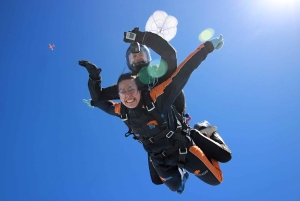Przygoda ze skokami spadochronowymi w tandemie w Pradze
