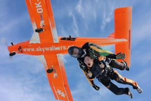 Przygoda ze skokami spadochronowymi w tandemie w Pradze