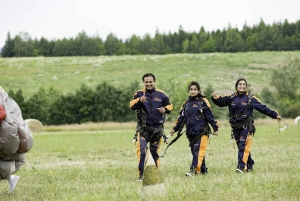 Przygoda ze skokami spadochronowymi w tandemie w Pradze