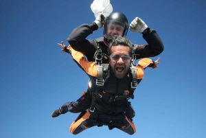 Przygoda ze skokami spadochronowymi w tandemie w Pradze