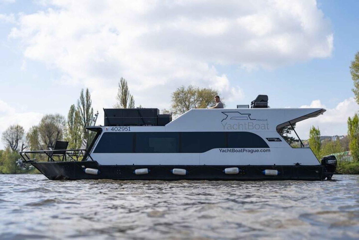 VIP Prag YachtBoat ONE Erlebnis: All-You-Can-Drink