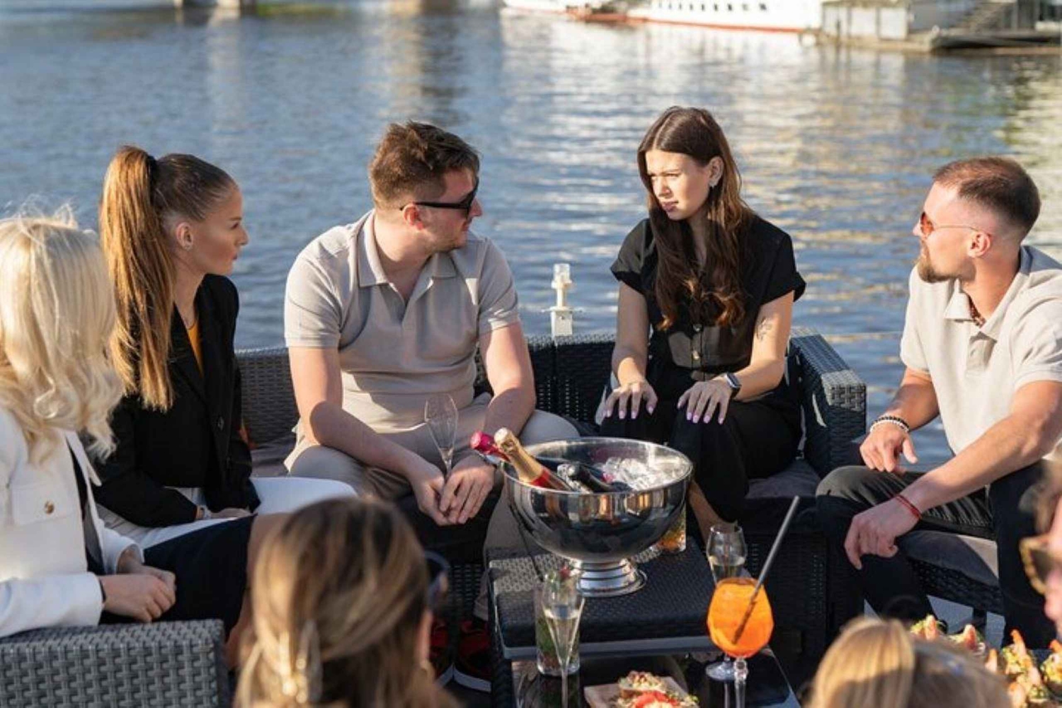 VIP Prag YachtBoat ONE Erlebnis: All-You-Can-Drink