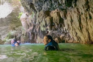 Arenales äventyr med simning i grottor, vattenfall och flod