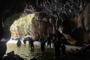 Aventure dans les grottes, les cascades et la rivière d'Arenales