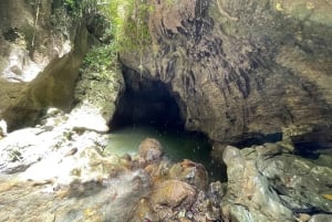 Aventure dans les grottes, les cascades et la rivière d'Arenales