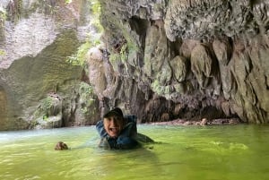 Arenales äventyr med simning i grottor, vattenfall och flod