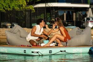 Condado: Entrada do deck do Lagoon Hangout com bebidas para comprar