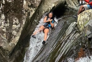 Experiência exclusiva em El Yunque: escorregas e cascatas