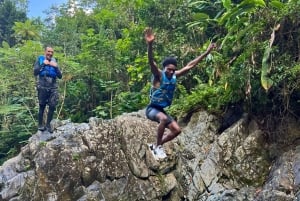 Experiência exclusiva em El Yunque: escorregas e cascatas