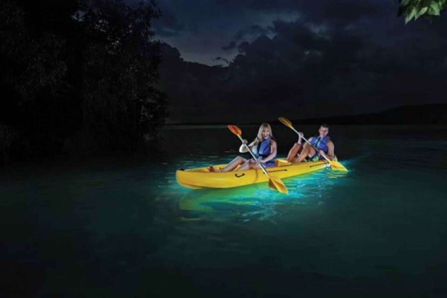 Kayaking-in-the-Bioluminescent-Bay