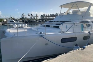 Fajardo: Crociera privata in catamarano 47-F con bevande e spuntini