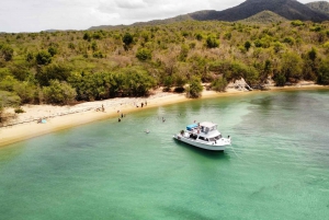 Fajardo: tour en barco de snorkel con aperitivos y bebidas